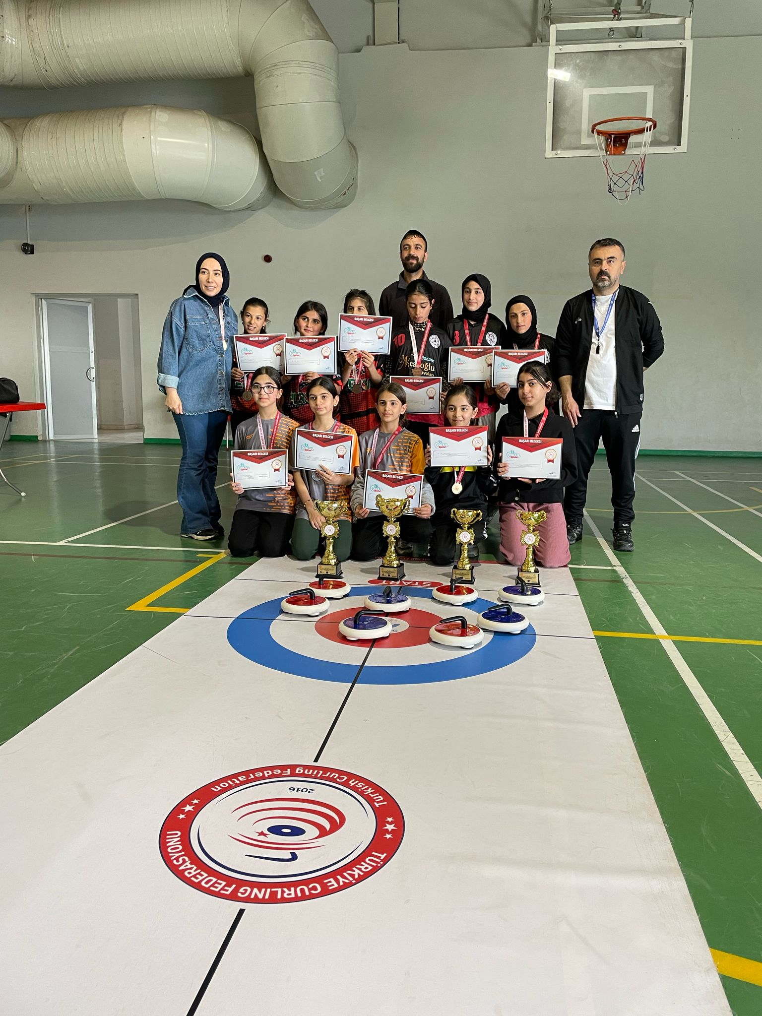 Floor Curling küçük kızlarda Fatih Ortaokulu Şampiyon