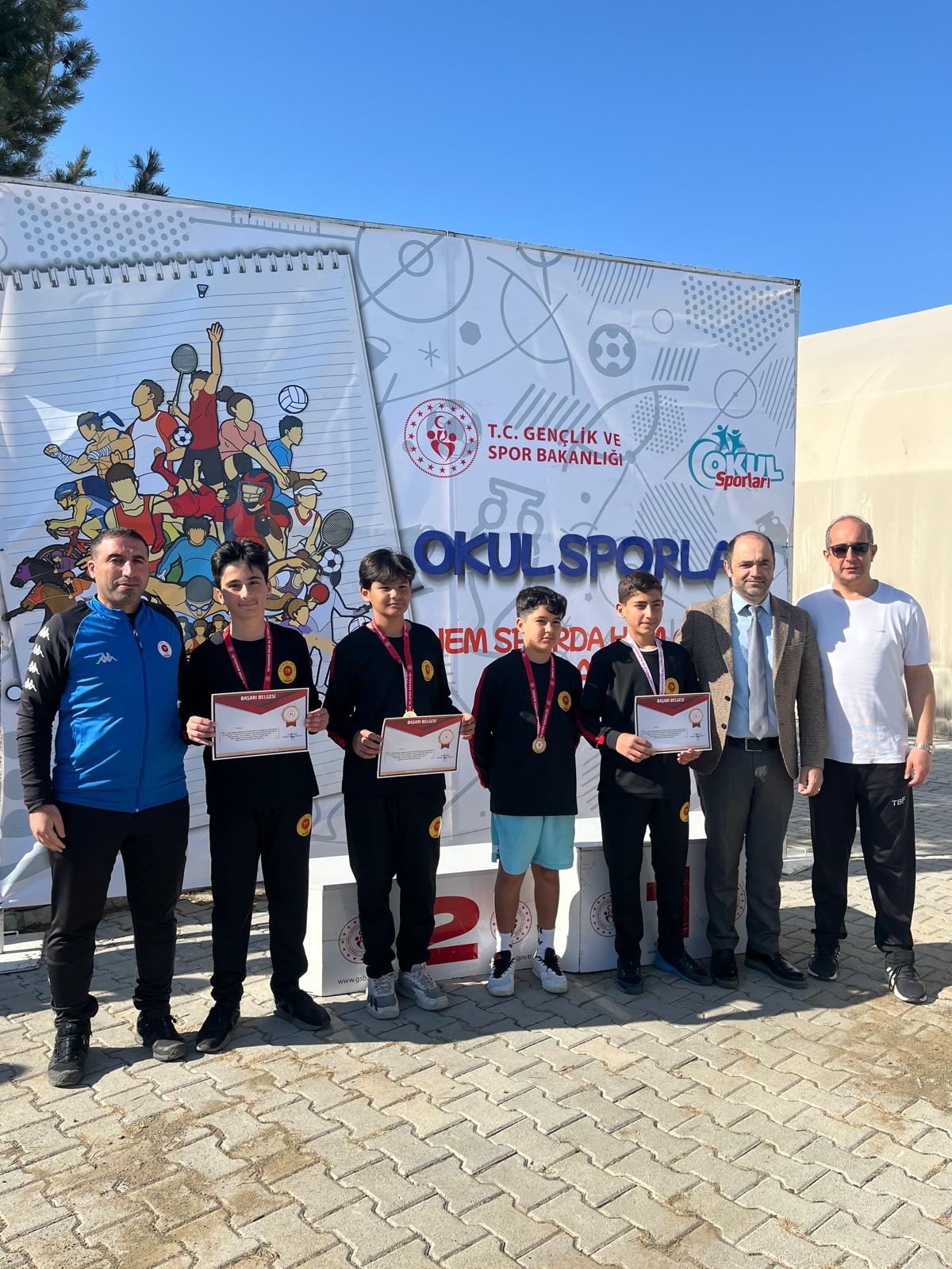 Petrolspor Tenis takımı bölge şampiyonu oldu