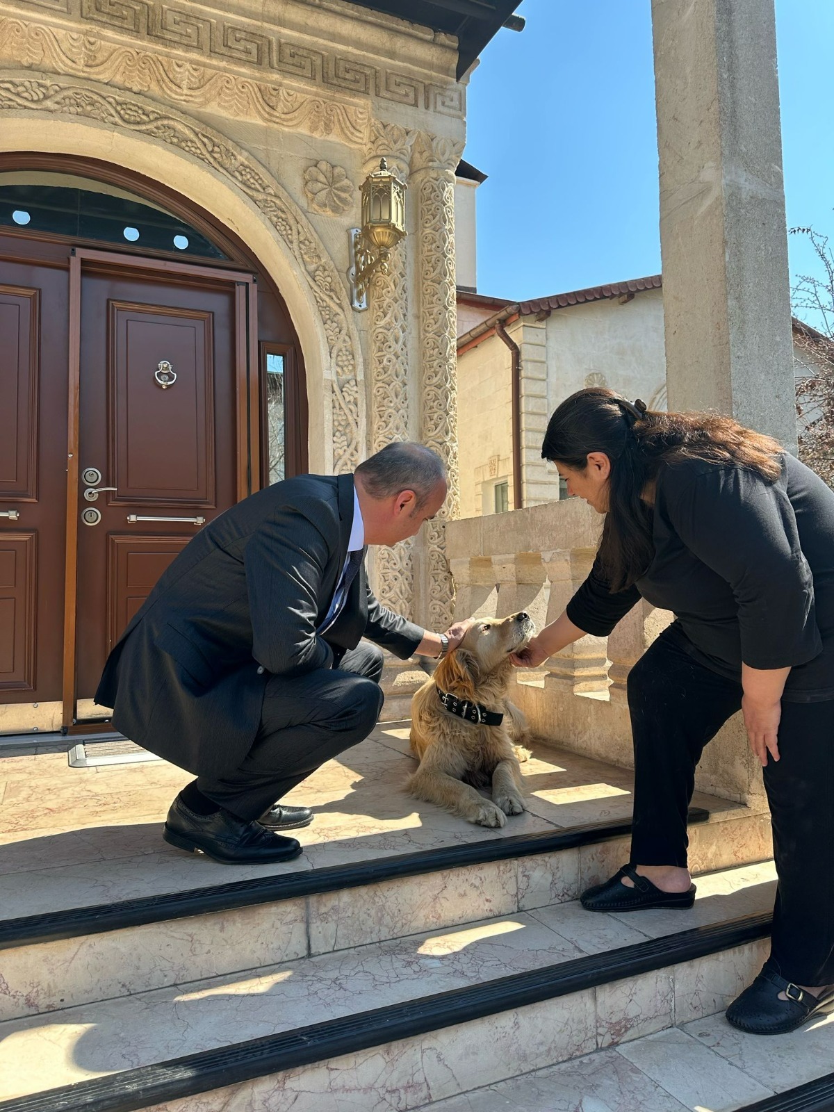 Vali Eşi Dr. Ayten Canalp, Sokak Köpeğini Sahiplendi