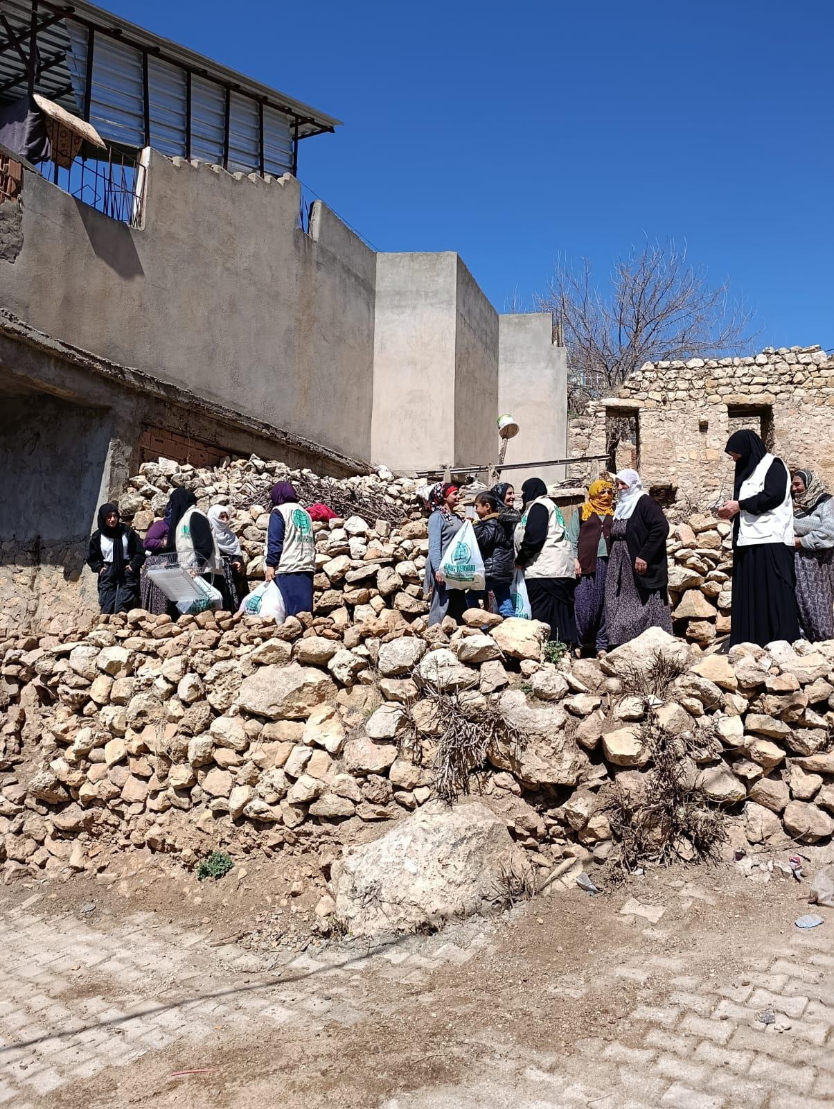 Bir ailenin ev ve gıda ihtiyaçlarını karşıladı