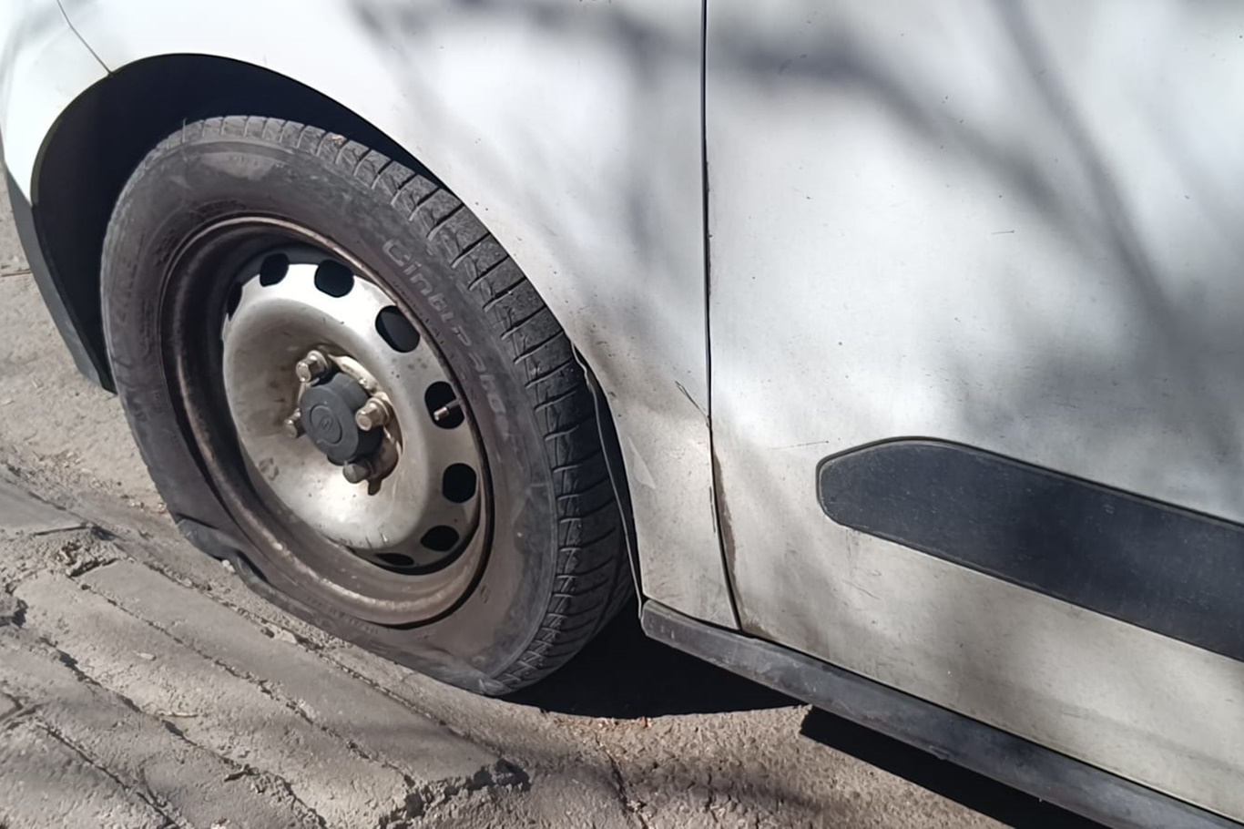 Park Halindeki Araca Zarar Verdiler