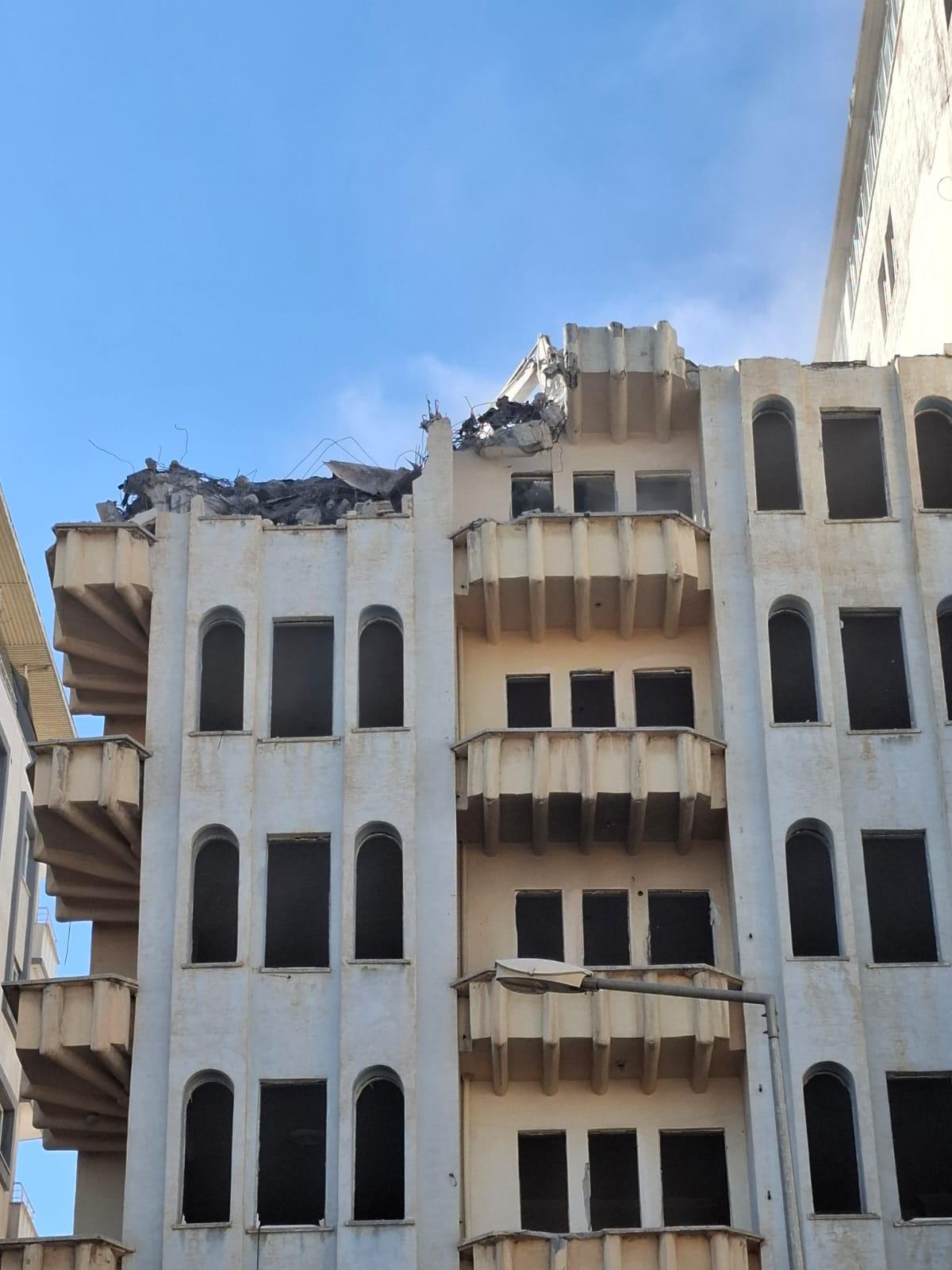 Depremden Etkilenen Binaların Yıkımı Devam Ediyor