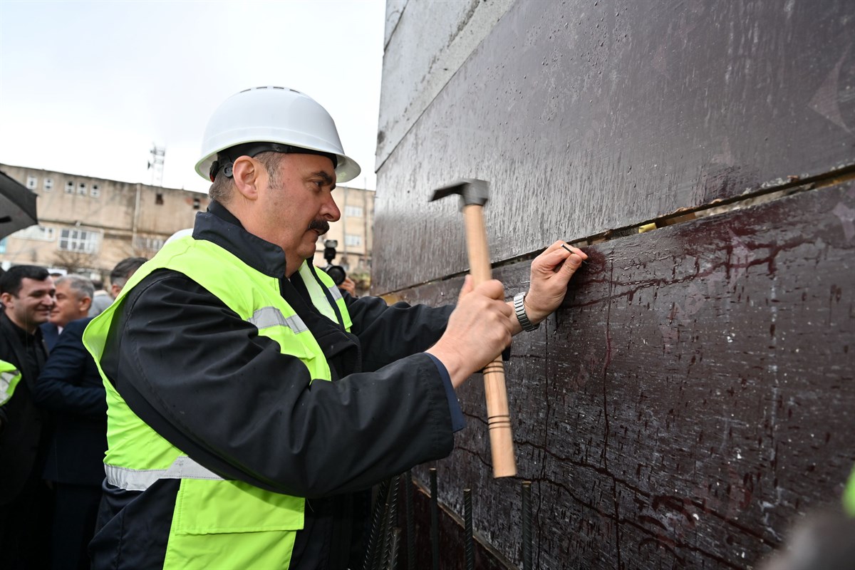 Kozluk’ta Yeni Sağlık ve Kütüphane Projeleri İçin Çivi Çakıldı