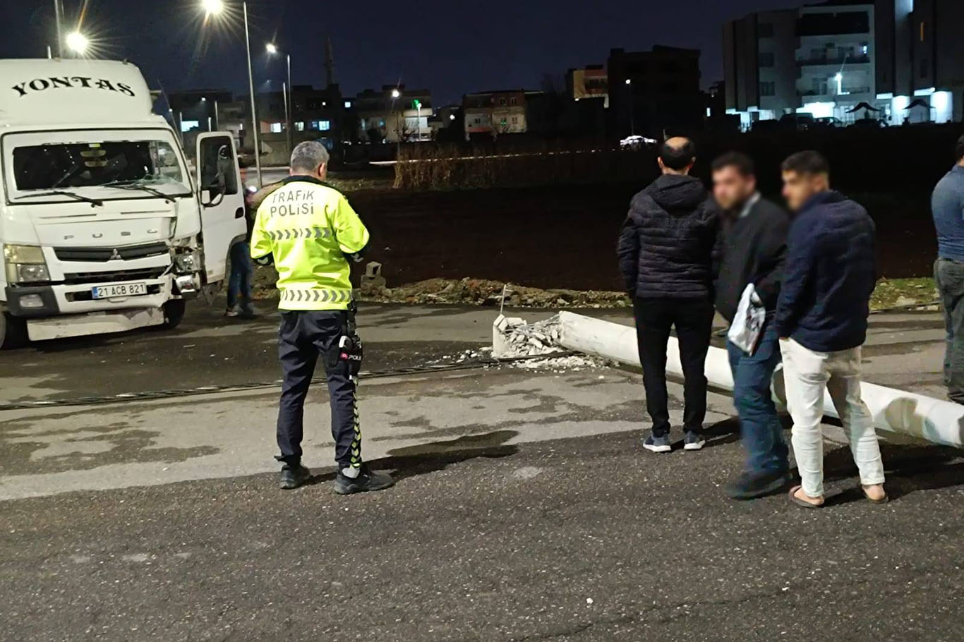 Kamyonet Elektrik Direğine Çarptı