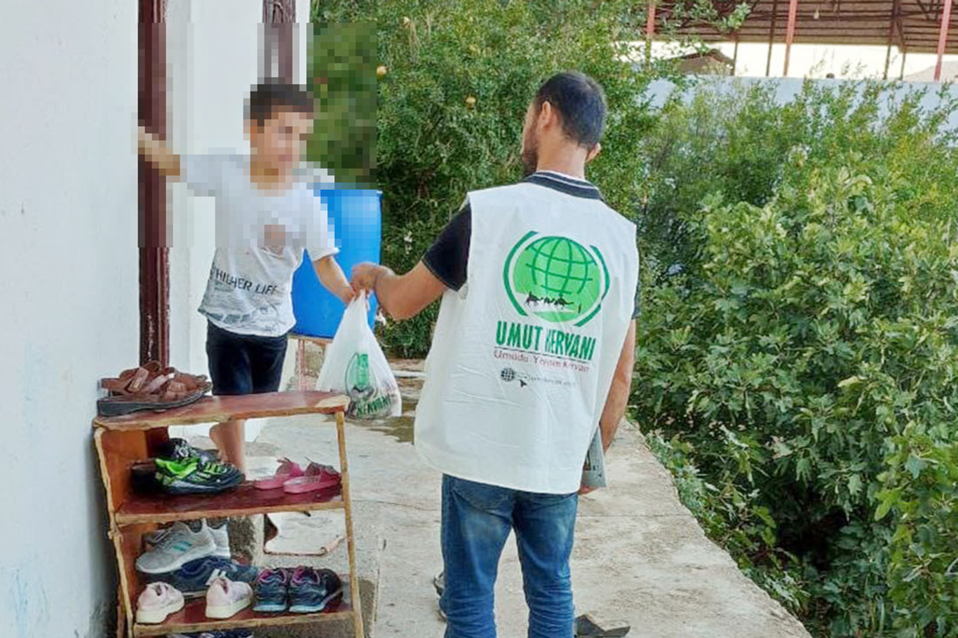 Onlarca aileye Ramazan kolisi dağıtıldı