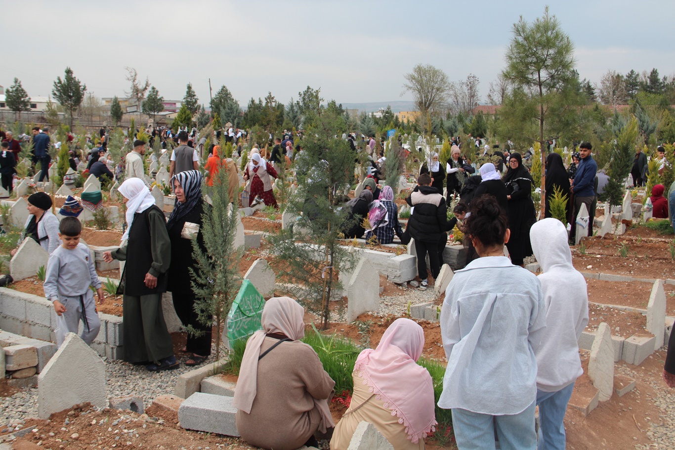 Mezarlıklar Arefe Gününde Ziyaretçi Akınına Uğradı
