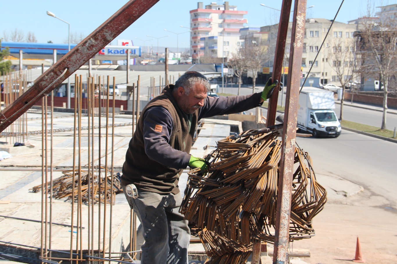 İnşaat İşçileri Hem Çalışıyor Hem Oruç Tutuyor
