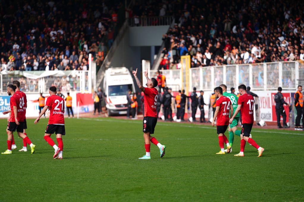 Şampiyon olmaya ant içtiler: 10 kişiyle kazandı