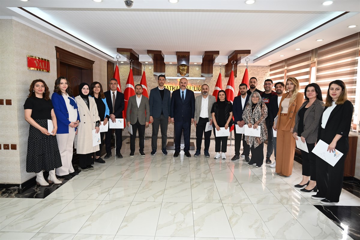 Vali Canalp’ten Proje Ofisi Çalışanlarına Ödül