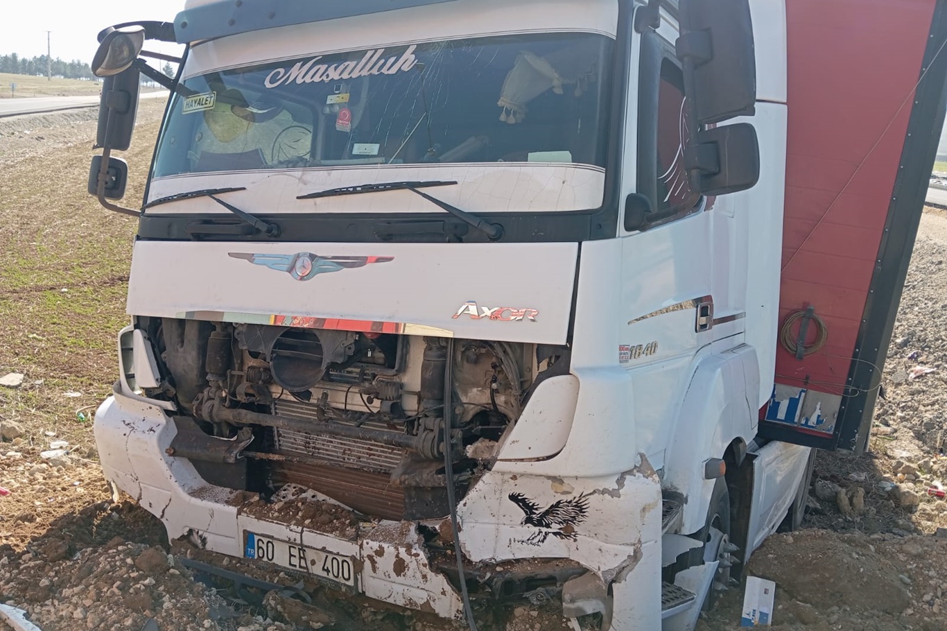 Batman’da Tır Tarlaya Girdi, Sürücü Yaralandı