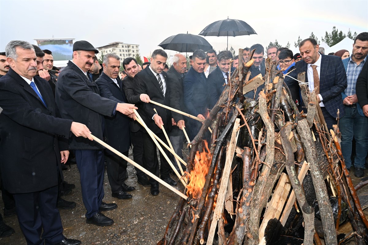 Vali Canalp Nevruz Ateşini Yaktı