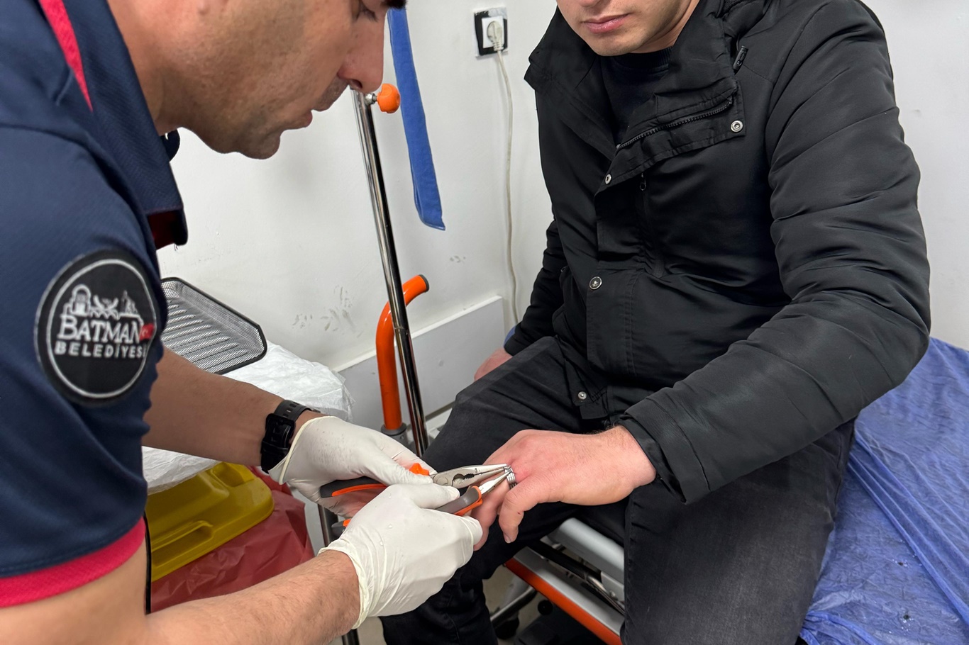 Parmağına sıkışan yüzüğü itfaiye ekipleri çıkardı