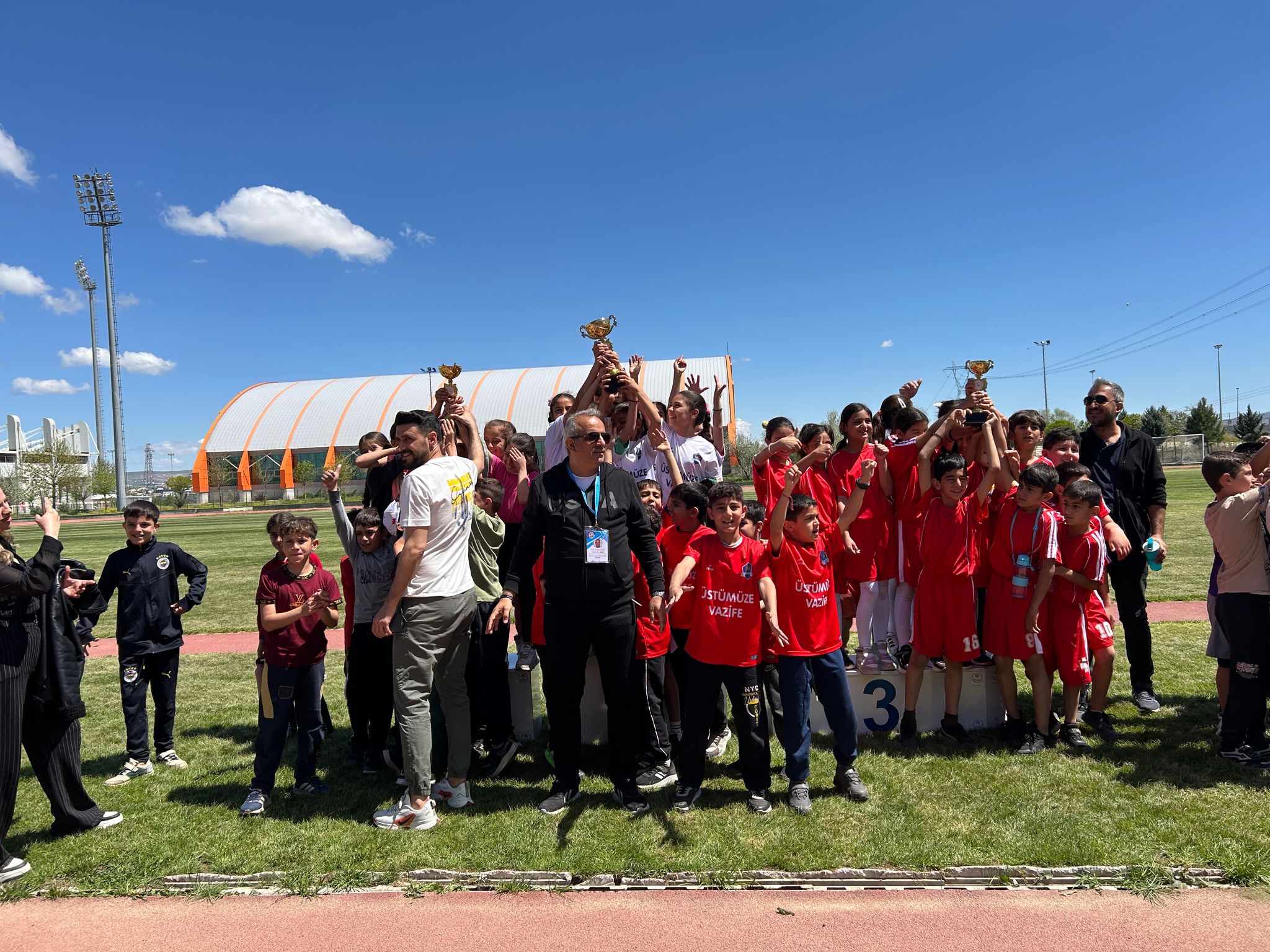 Minik atletler 4 kategoride mücadele etti