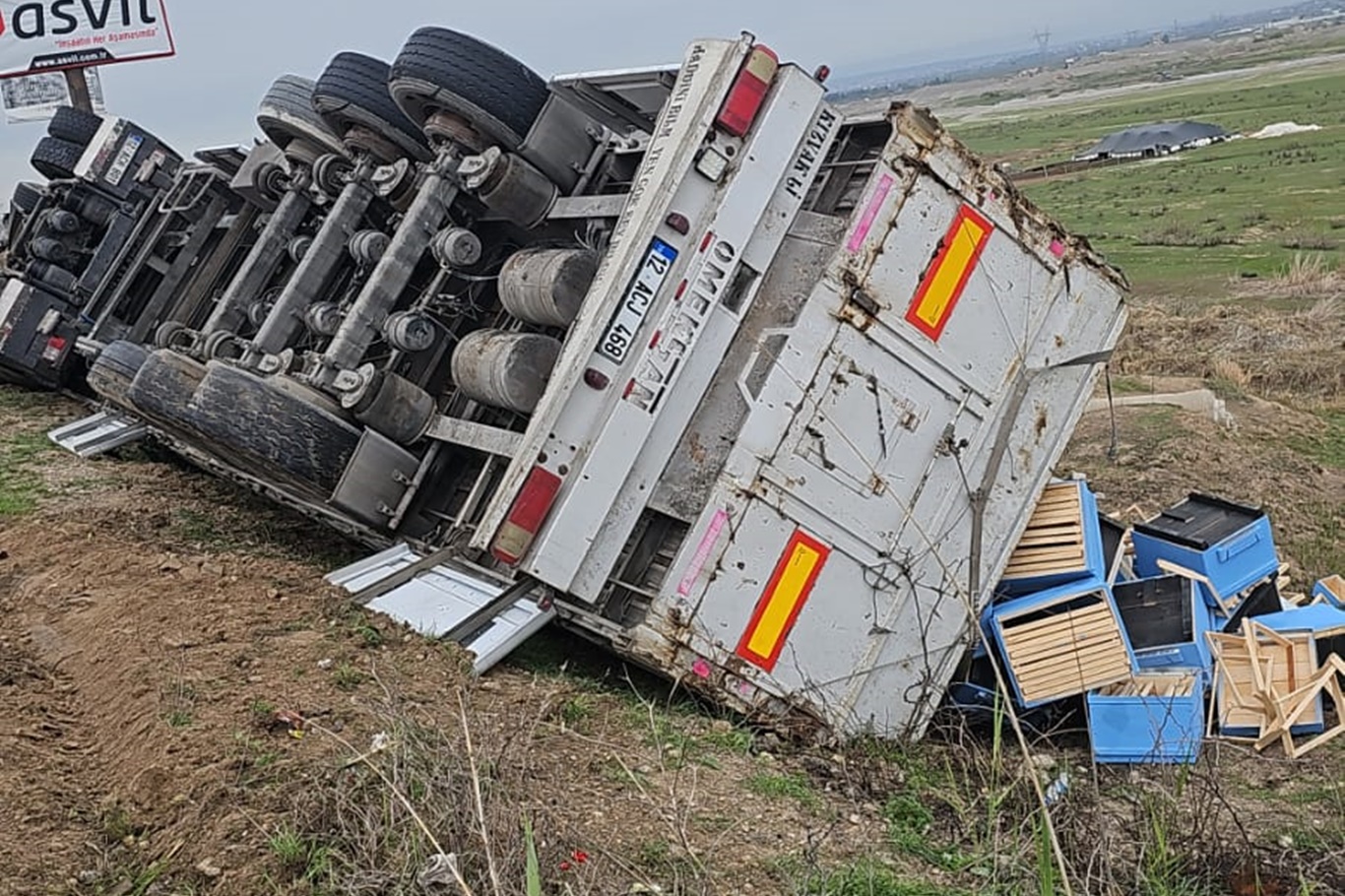 ARI KOVANI YÜKLÜ TIR DEVRİLDİ