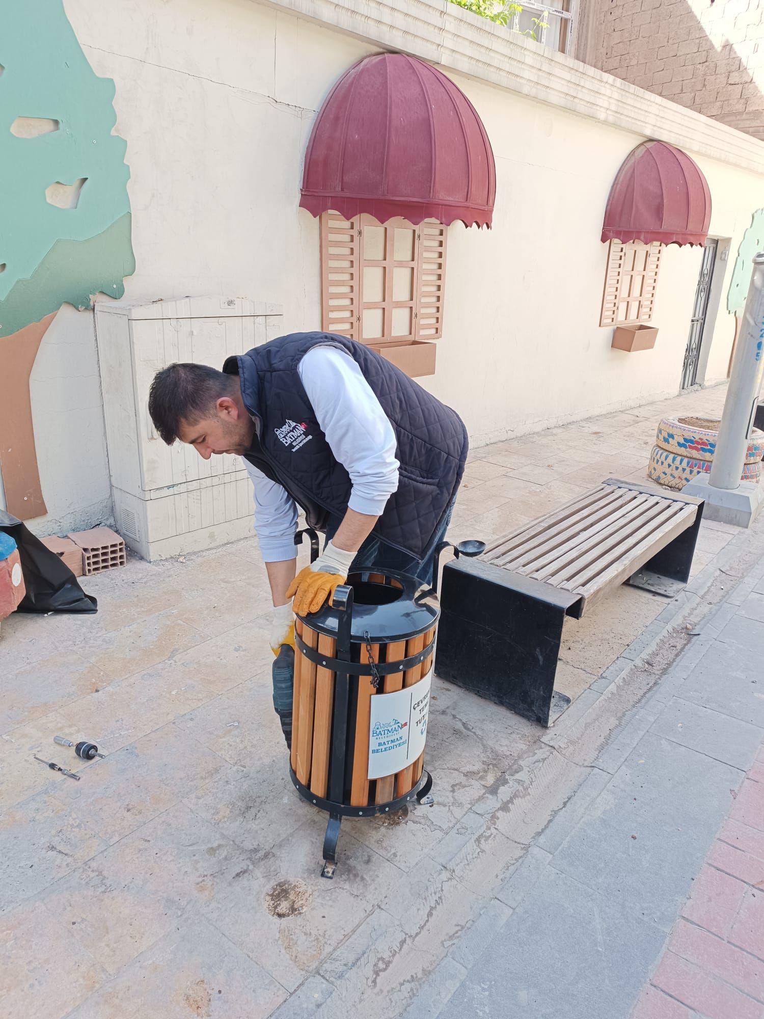 Batman Belediyesi’nden Çöp Kovası Yenileme Çalışması