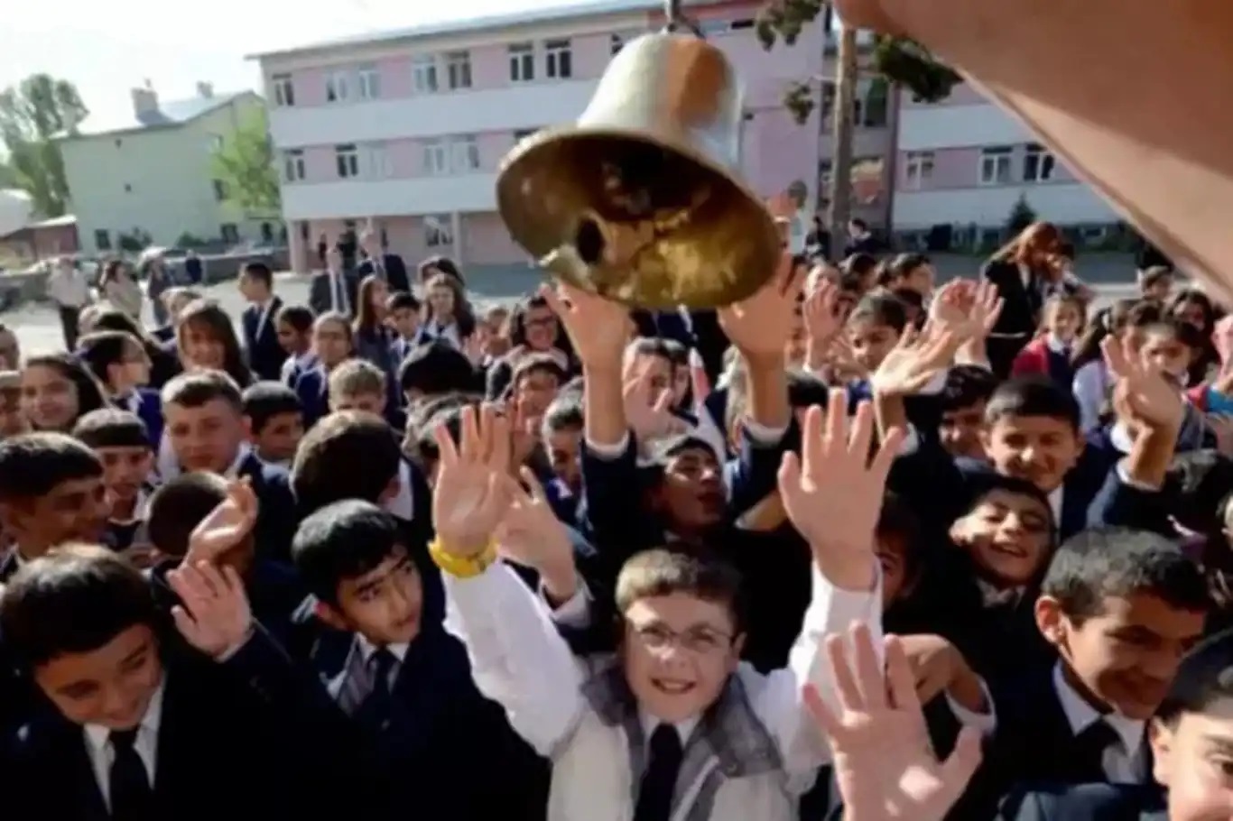 Okullarda Zil Yeniden Çalıyor
