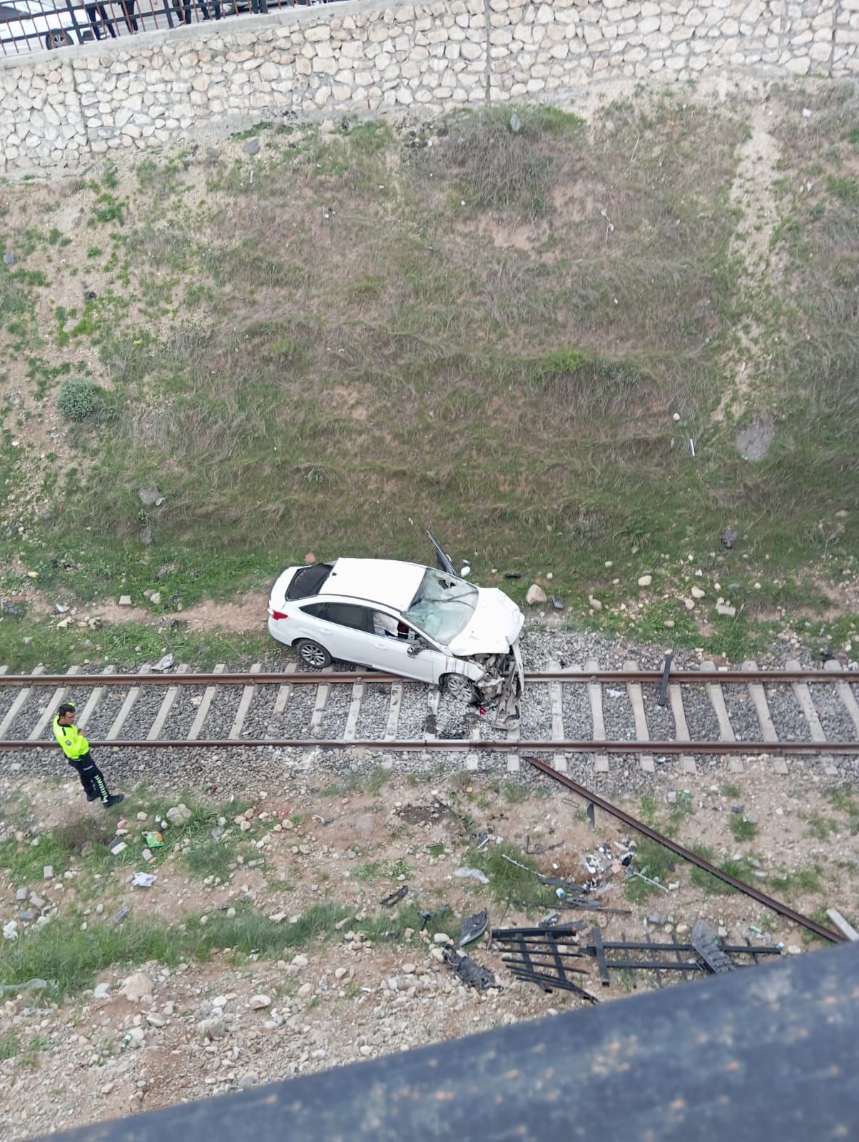 Kontrolden Çıkan Araç Demiryoluna Uçtu: 2 Yaralı