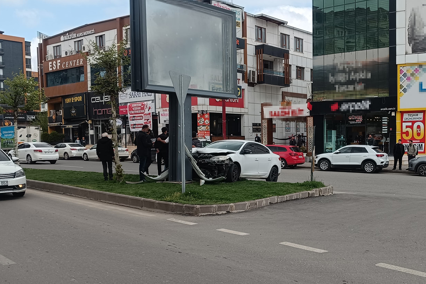 Reklam Panosunda Durabildi!