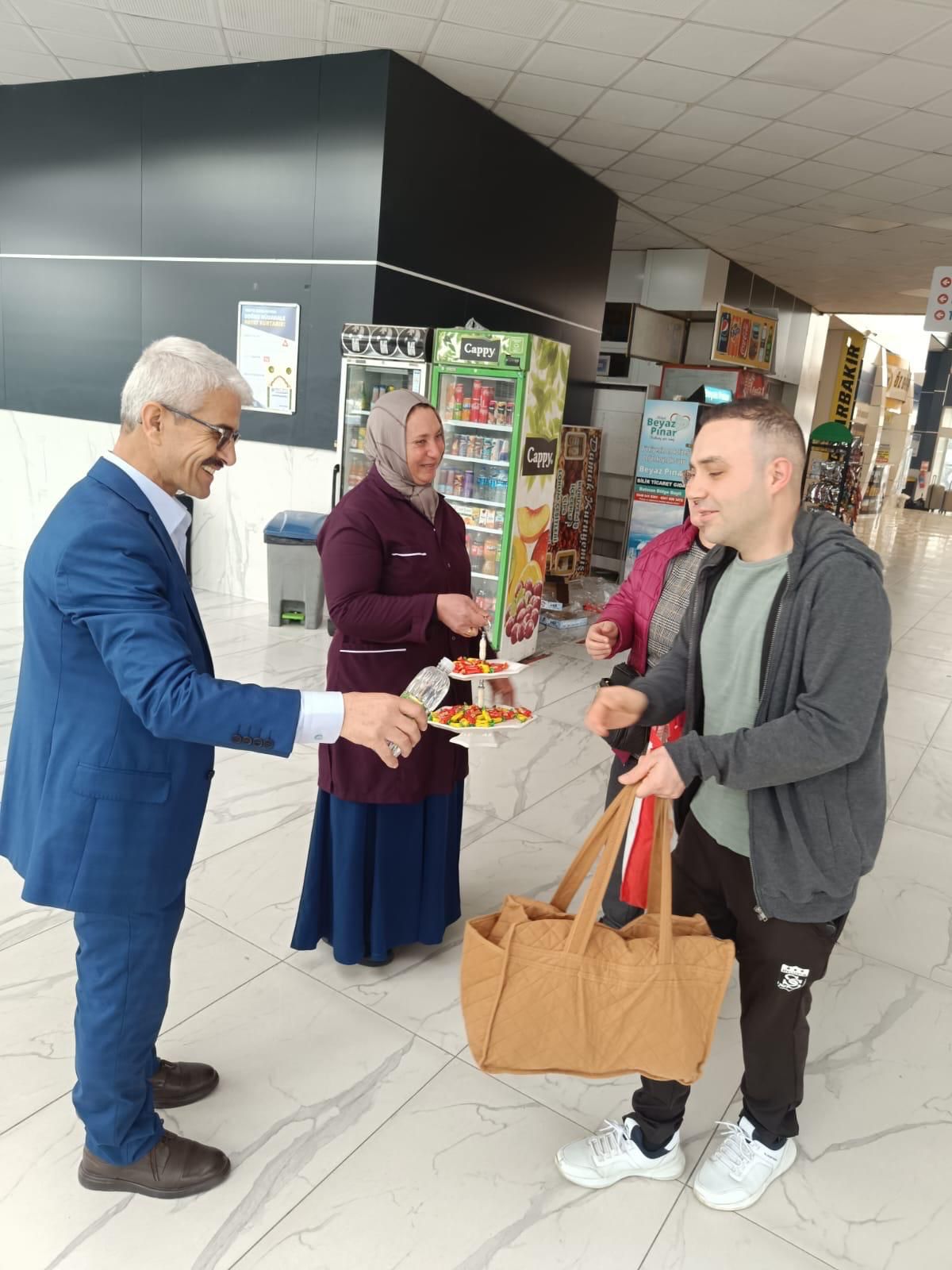 Mola Veren Yolculara Bayram İkramı
