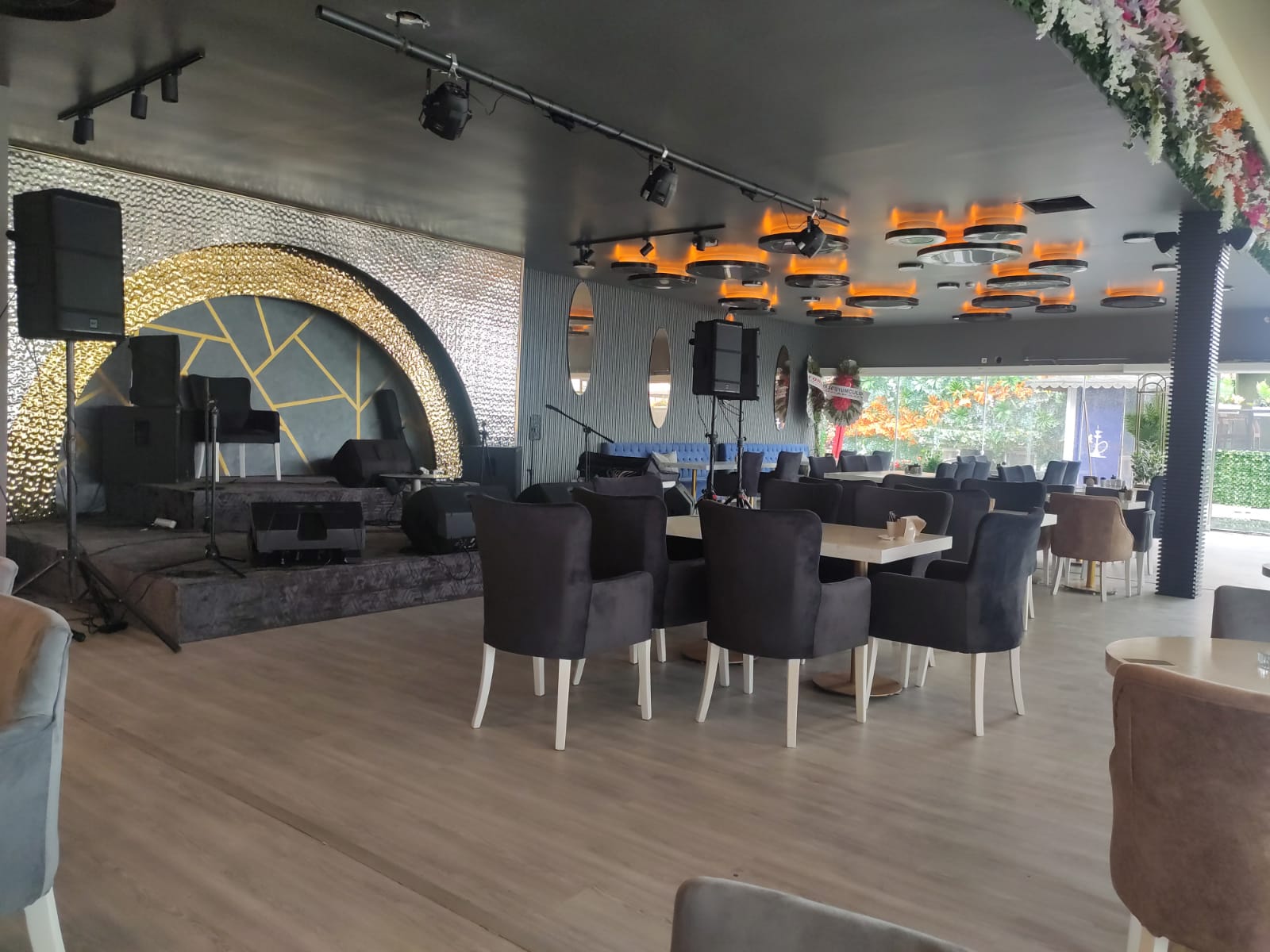 Nevizade Cafe & Restoran Hizmete Girdi