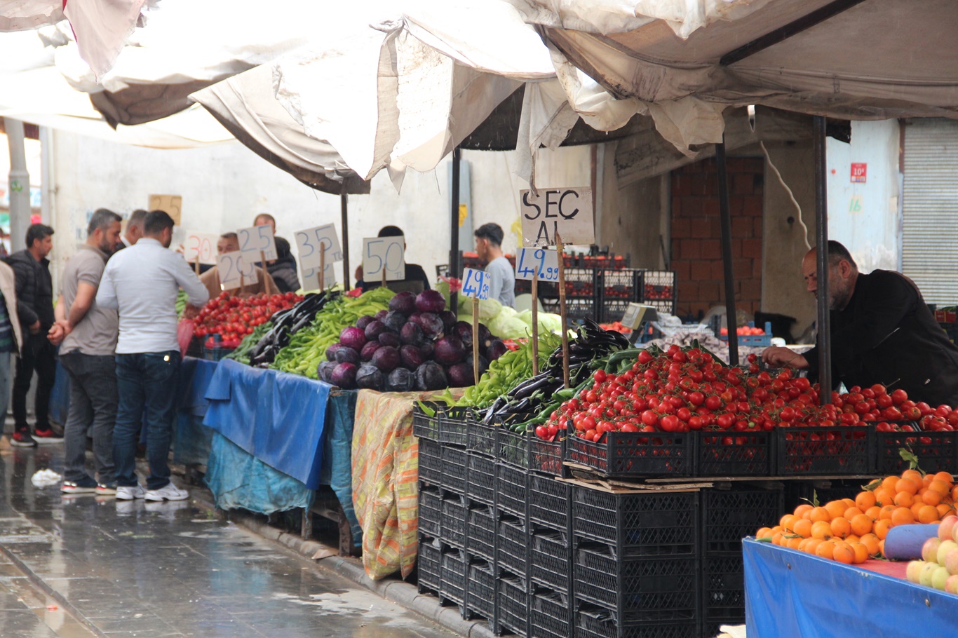 Düşen sebze fiyatları, pazarcı esnafını ve vatandaşları mutlu etti