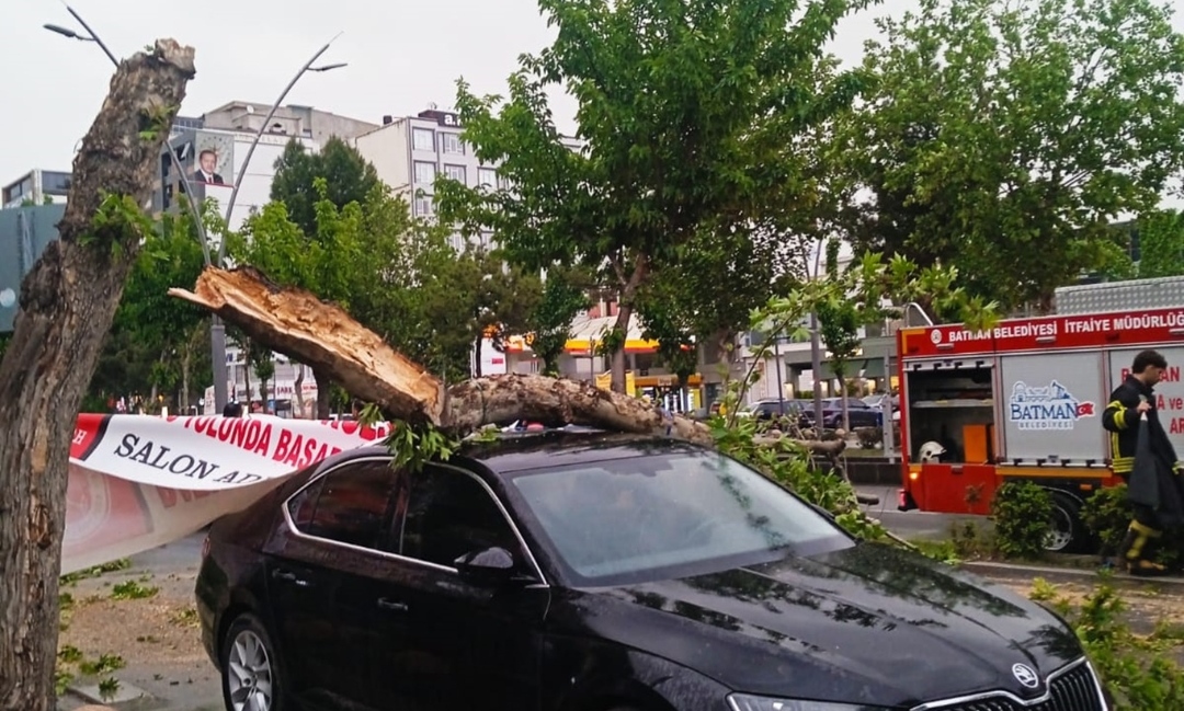 Şiddetli Fırtına Park Halindeki Araca Zarara Verdi