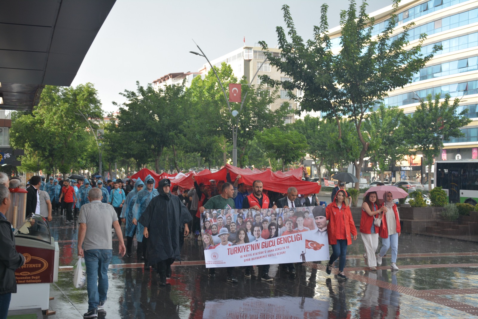Batman’da Gençlik Haftası Yağmur Altında Coşkuyla Başladı