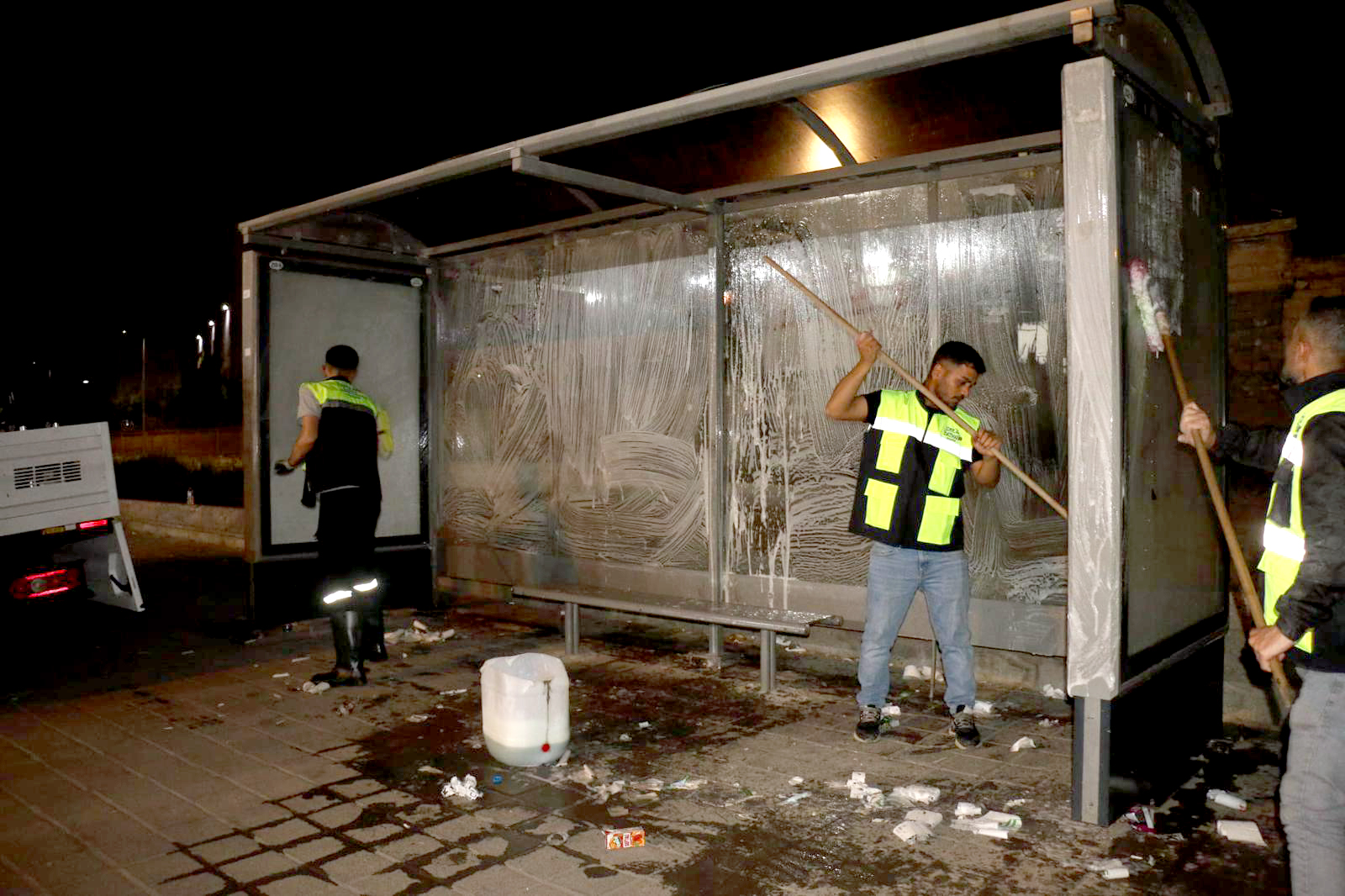 Otobüs Duraklarında Temizlik Seferberliği