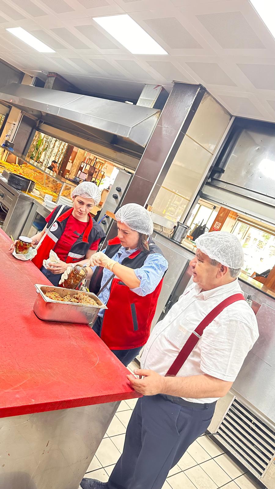 Gıda güvenliği için yemek numuneleri alındı