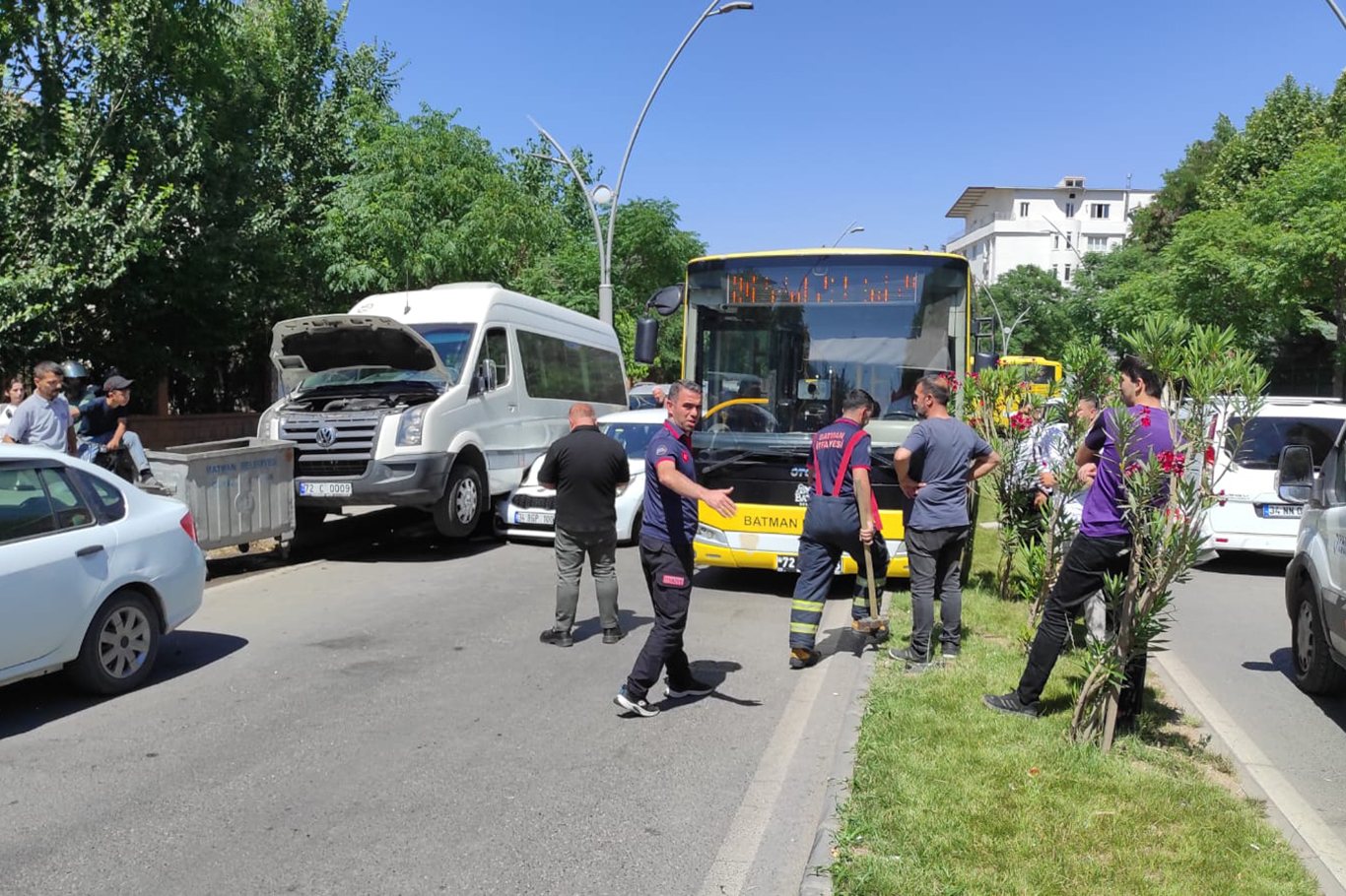 Otomobil Servis Minibüsüne Çarptı, Otobüs Refüje Çıktı