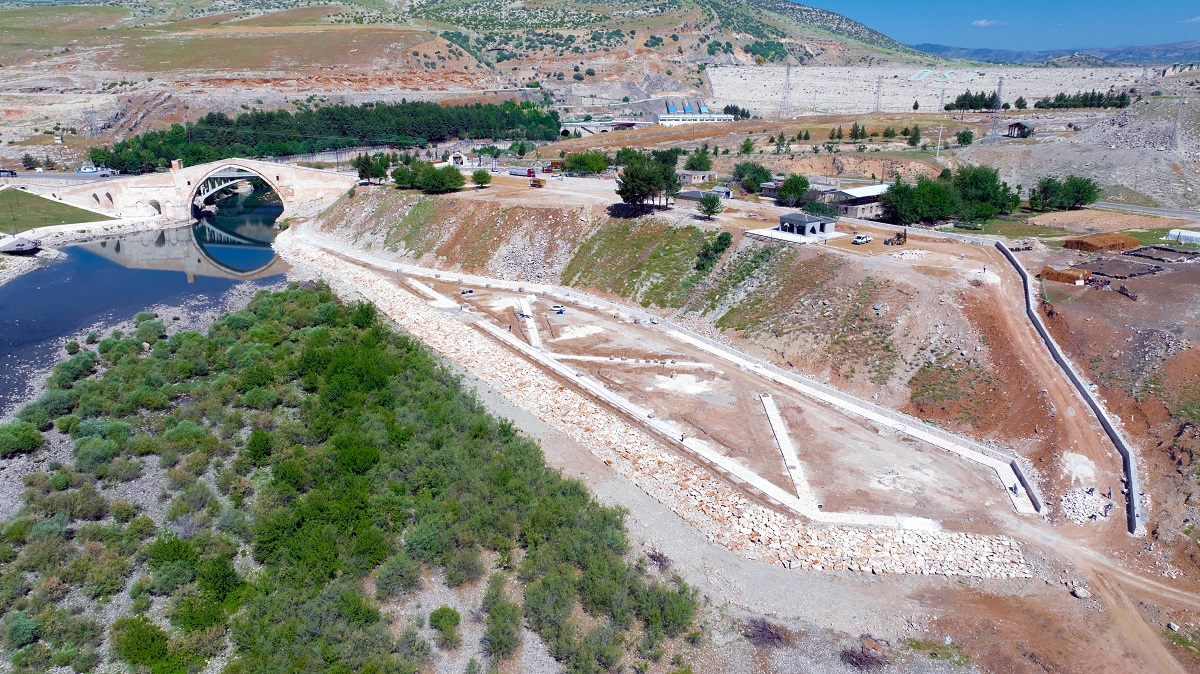 Malabadi Köprüsü Mesire Alanı Çalışmaları Sürüyor
