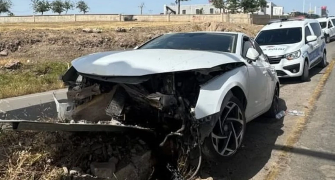 Otomobil Refüje Çıktı, Sürücü Yaralandı