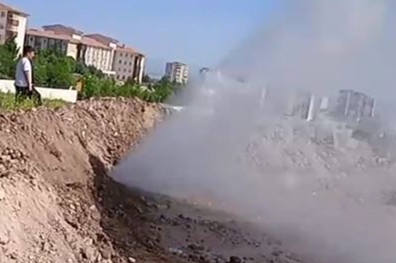 Yol Çalışmasında Su Şebekesi Zarar Gördü