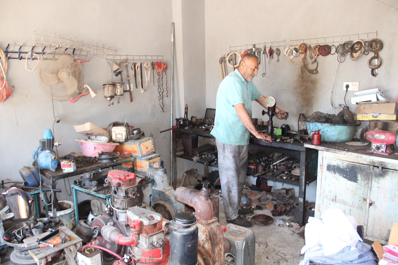 Yarım asırlık tecrübesiyle sulama motorlarını tamir ediyor