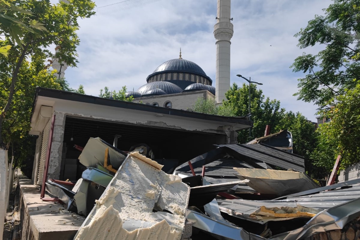 Cami bahçesine yapılmak istenen fırın belediye tarafından yıkıldı