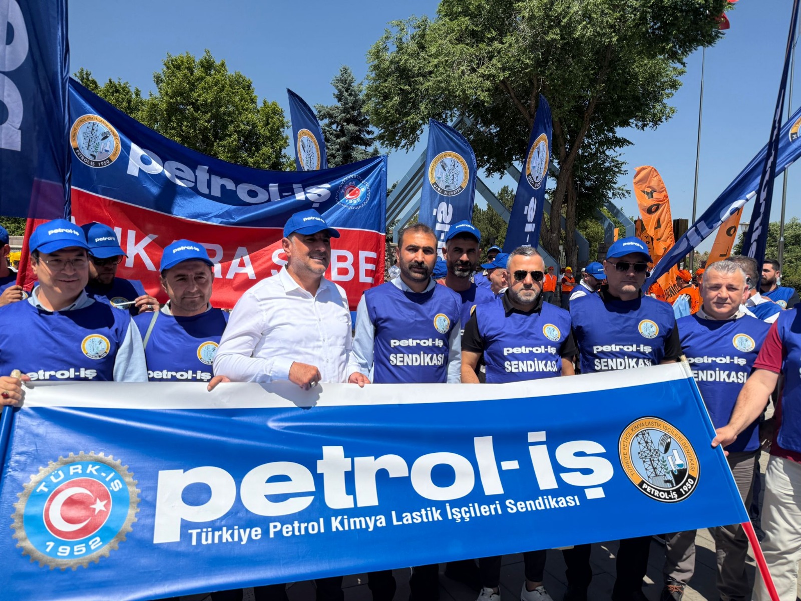Petrol-İş, “Emeğin Onuru” İçin Ankara’da Yürüdü