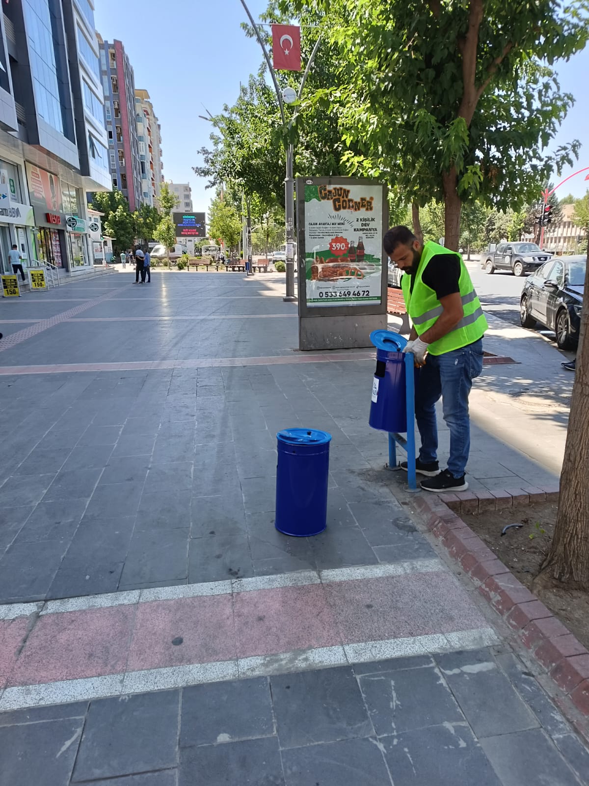 Turgut Özal Bulvarı’na Yeni Çöp Kovaları
