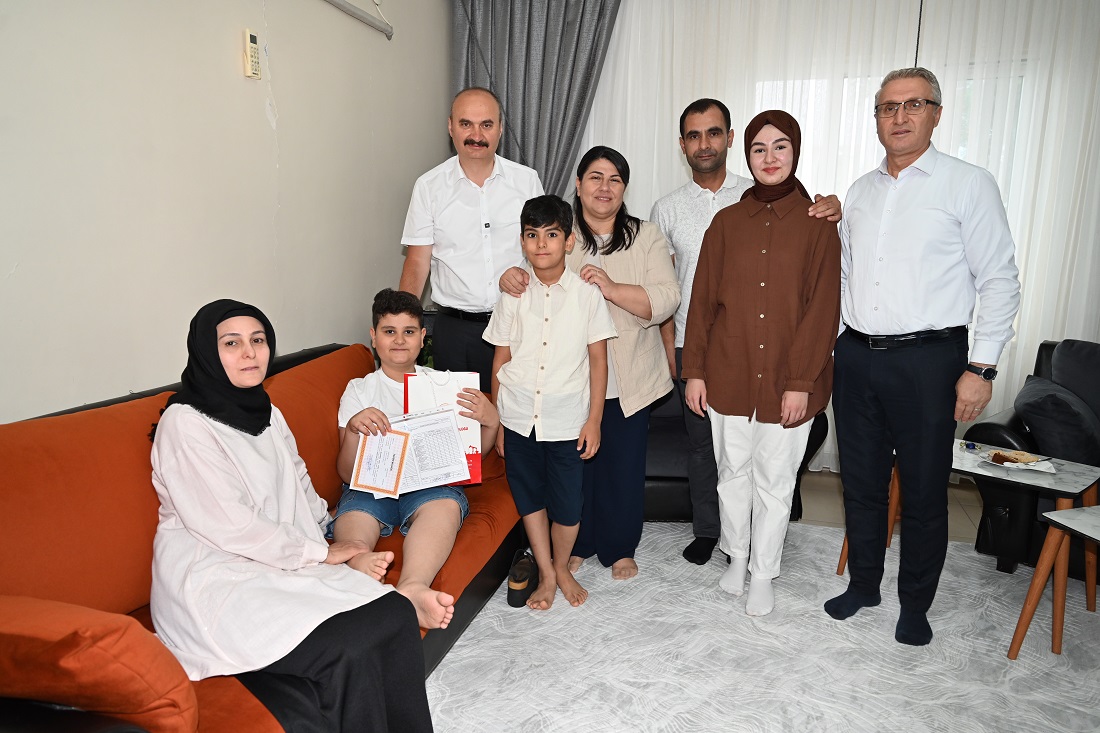 Vali’den Başarılı Öğrenciye Galatasaray Sürprizi