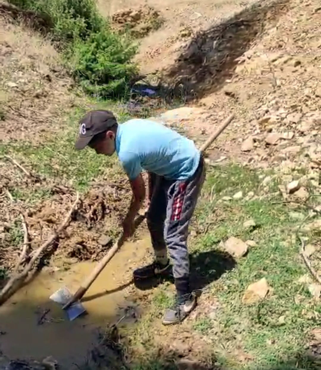Sason’da Su Sıkıntısı: Köylüler Dere Temizliğiyle Çözüm Arıyor