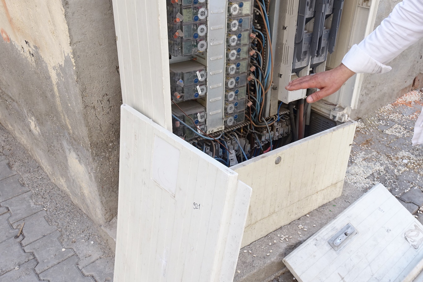 Dicle EDAŞ’a Mahalleden Sert Tepki: Panoları Değil, Balkonları Kontrol Ediyorlar