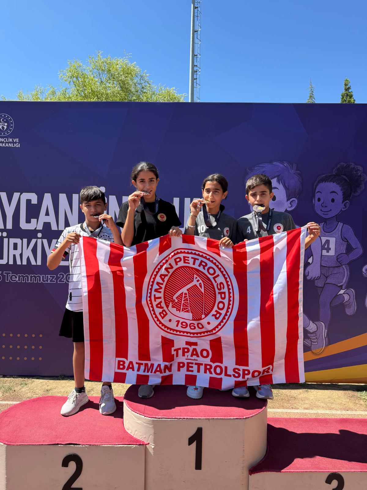 Petrolsporlu minikler madalyalarla döndüler