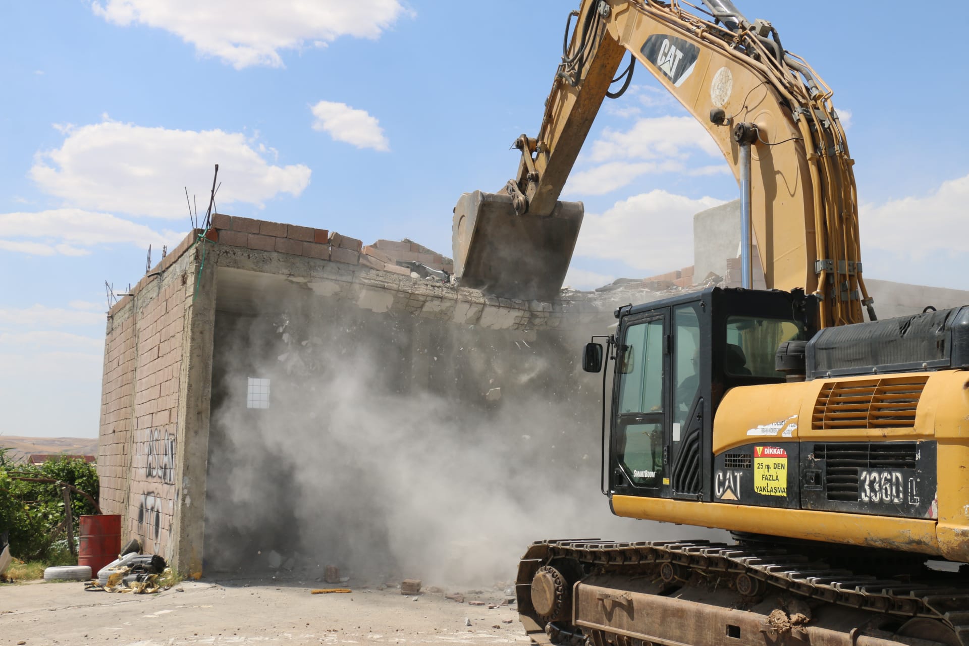 40 Metrelik Yolu Tıkayan Kaçak Binanın Yıkımı Gerçekleştirildi