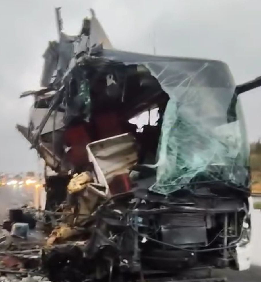 Batman Yolcu Otobüsü TIR’a Çarptı: 9 Yaralı