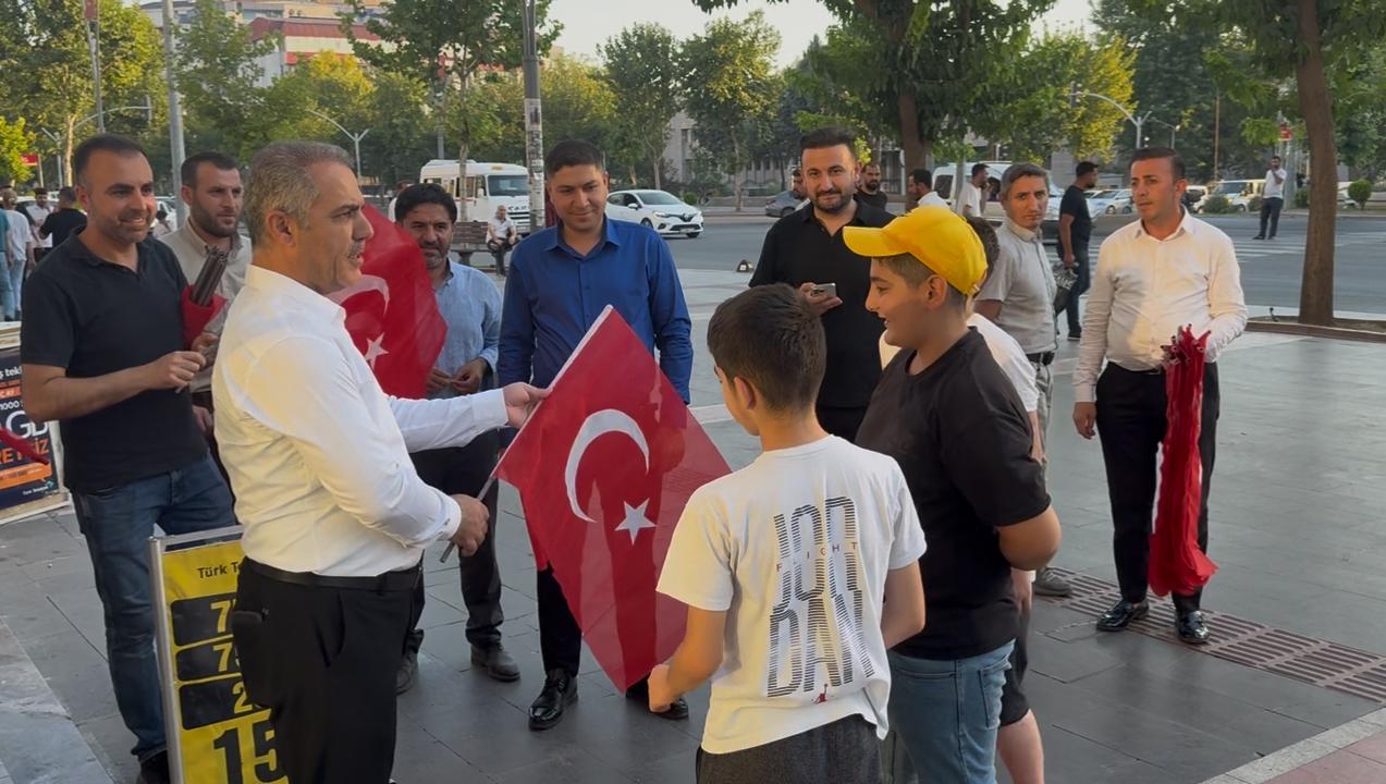 AK Parti Batman’dan Bayrak Çağrısına Destek