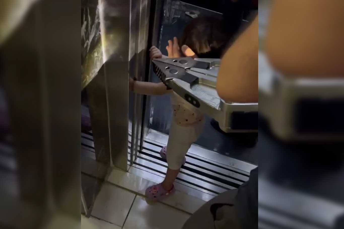 3 Yaşındaki Çocuğun Kolu Asansöre Sıkıştı