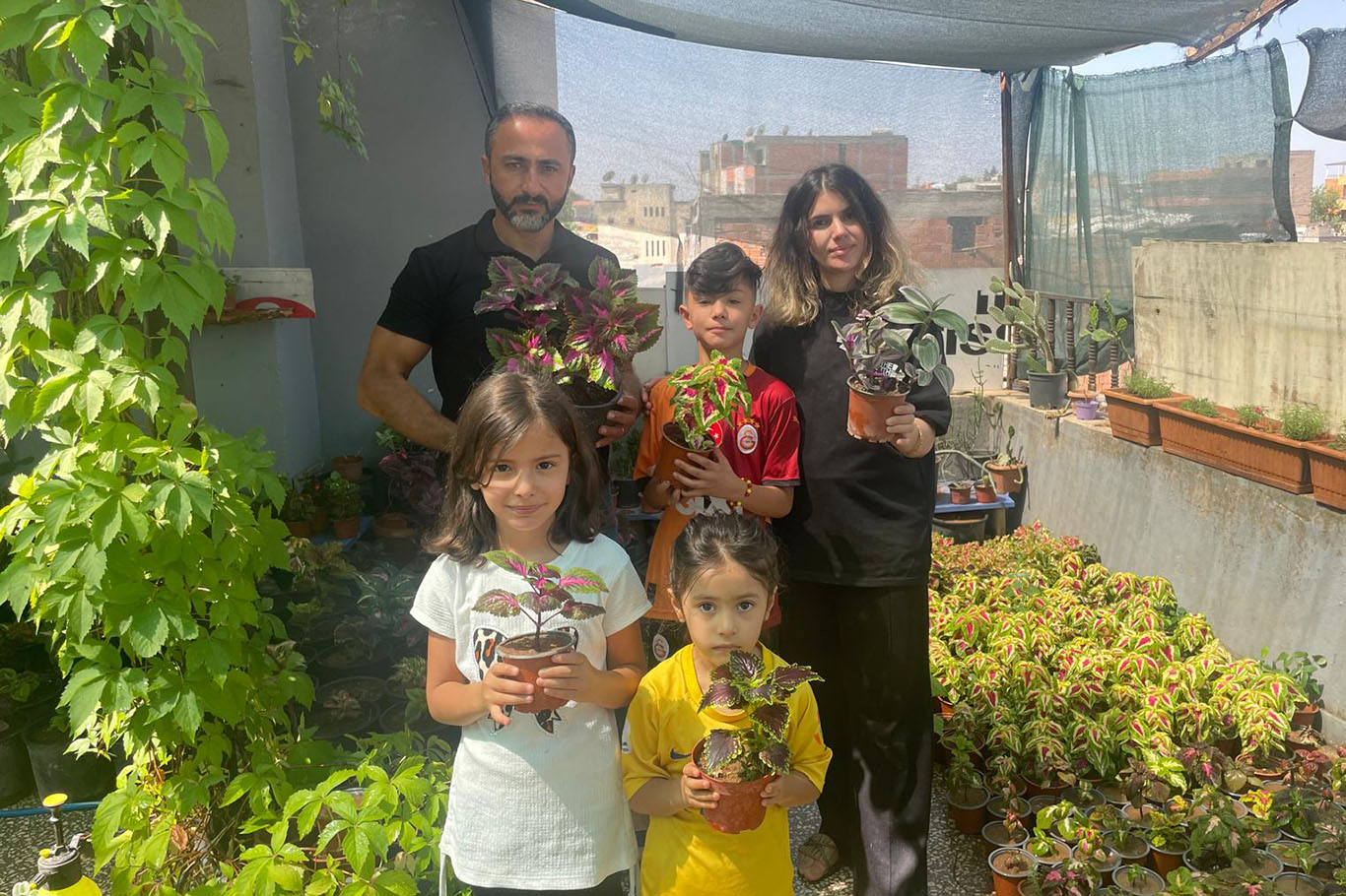 Suriyeli Aile Batman’da Çiçeklerle Hayata Tutunuyor
