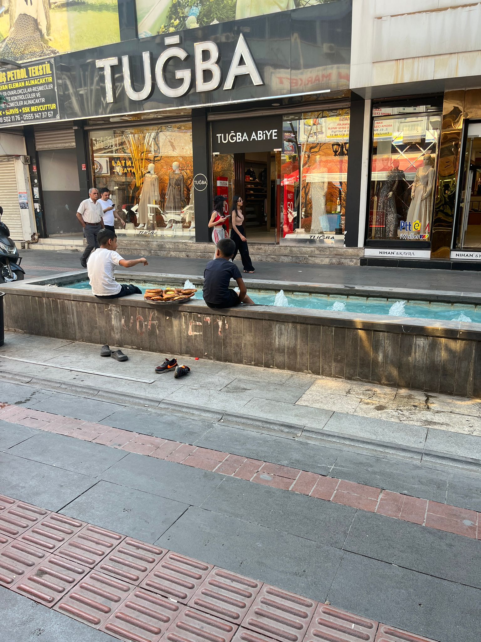 Süs Havuzunda Serinleyerek Simit Satıyorlar