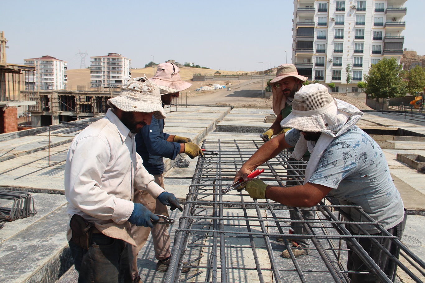 Batman’da Kavurucu Sıcağa Rağmen Alın Teriyle Geçim Mücadelesi