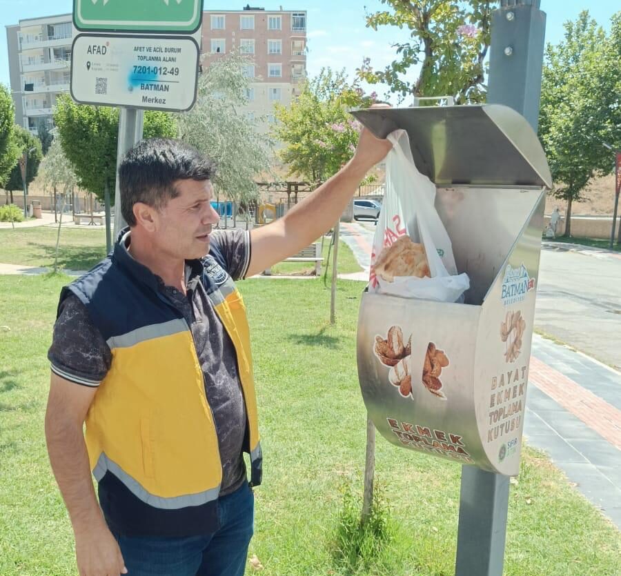 Batman’da Bayat Ekmekler Sokak Hayvanlarına Can Oluyor