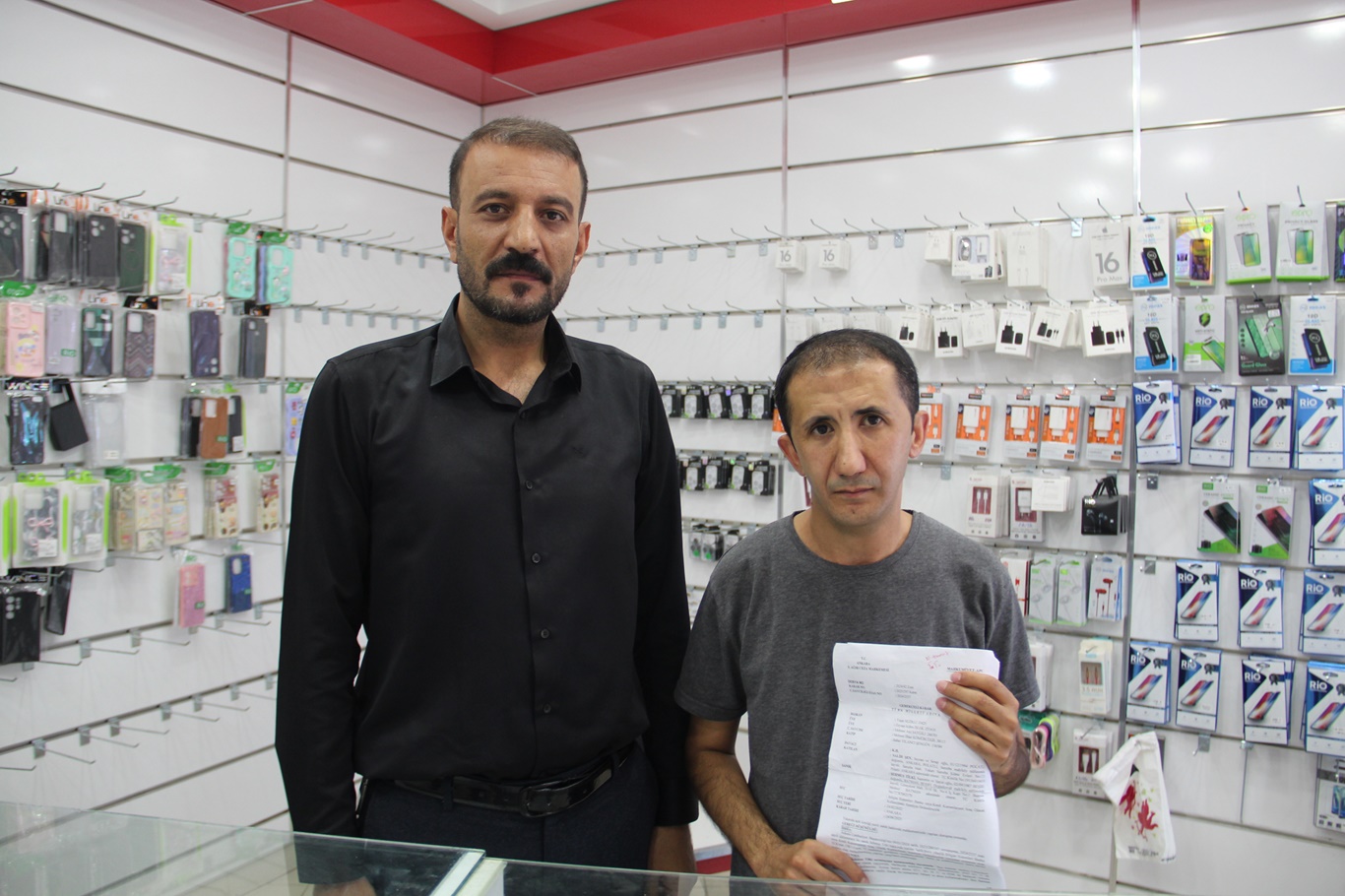 Cep telefonu sattı, hesabına para yatırıldı diye yargılanıyor